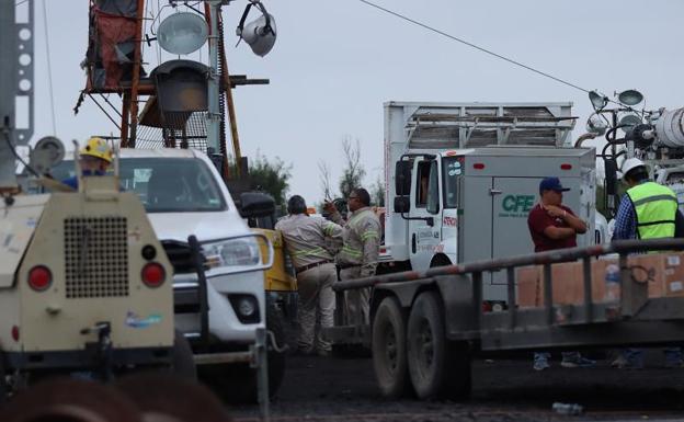 Personal de emergencia trabaja en el rescate de los mineros atrapados en la región de Coahuila. /EFE