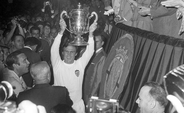 Roberto Gil lifts the 1967 Cup in the presence of Franco.