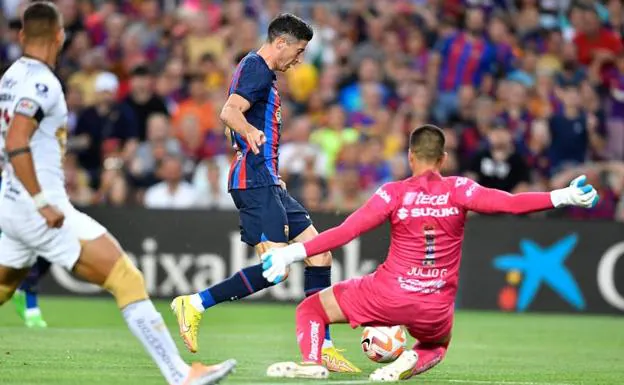 Lewandowski, during the Barça-Pumas match that marked his debut as a Barça player at the Camp Nou.