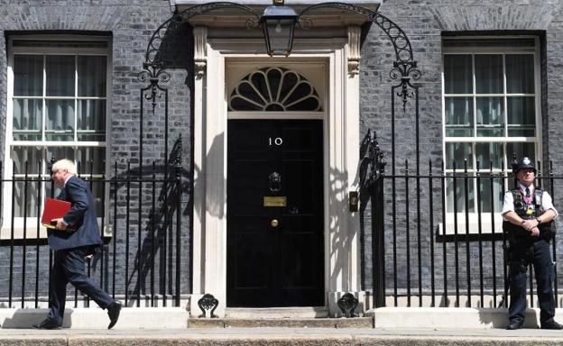 Boris Johnson abandona la sede del Gobierno británico, en una imagen de archivo. /EFE