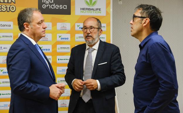 Francisco Castellano -izqueirda-, Enrique Moreno -centro- y Willy Villar conversan. /cober