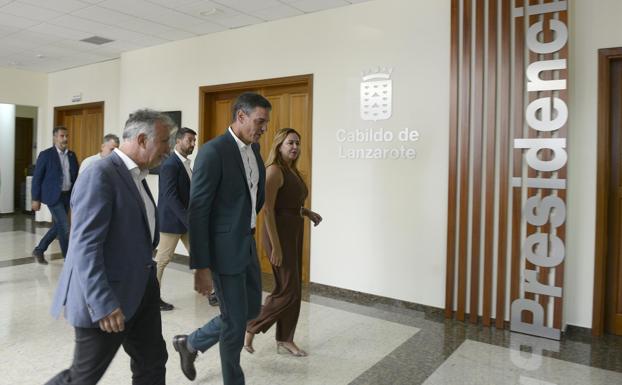 Torres, Sánchez and Corujo, upon entering the Cabildo de Lanzarote this Monday. 