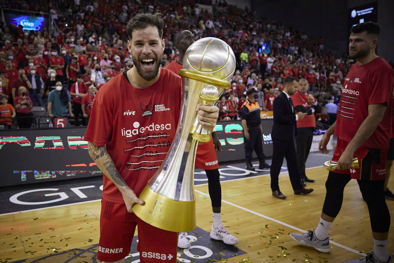 The player from Gran Canaria Christian Díaz Rodríguez celebrates his promotion to the ACB with Granada. 
