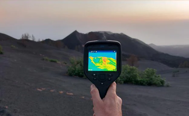 Imagen reciente captada por el científico del IGN Rubén López de una cámara térmica enfocando el edificio volcánico. 