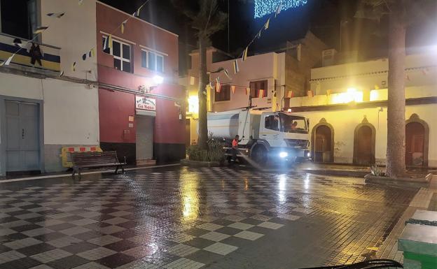 El Ayuntamiento recoge más de 500 kilos de residuos durante la noche de los fuegos de San Lorenzo