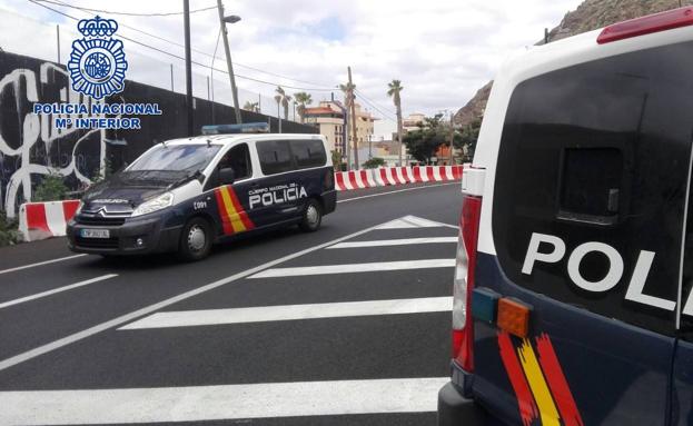 Detienen a una pareja que asaltó a una paciente en el exterior del HUC