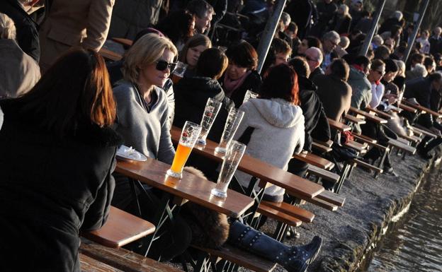 German families drinking on a terrace in Munich.