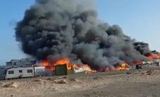 Arden varias caravanas en un «importante incendio» en Punta de Jandía