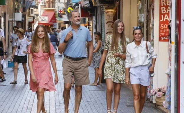 Los reyes Felipe VI y Letizia y sus hijas, la princesa de Asturias, Leonor, y la infanta Sofía dan un paseo por la calle Jaime II de Palma de Mallorca.