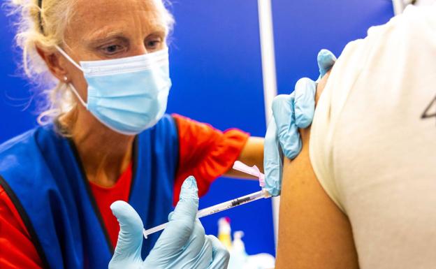 Una sanitaria vacuna a un hombre contra la viruela del mono en Países Bajos./EFE