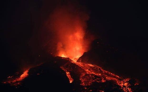 Un tercio del volcán Tajogaite se desplomó al quinto día de su erupción