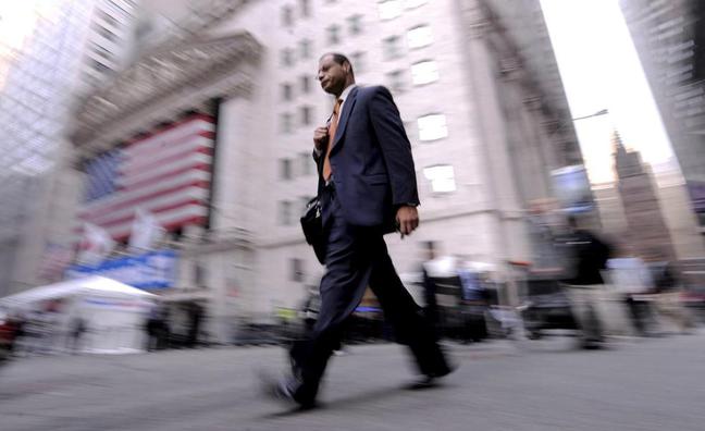 Un ciudadano pasea frente a la fachada de la Bolsa de Nueva York./efe