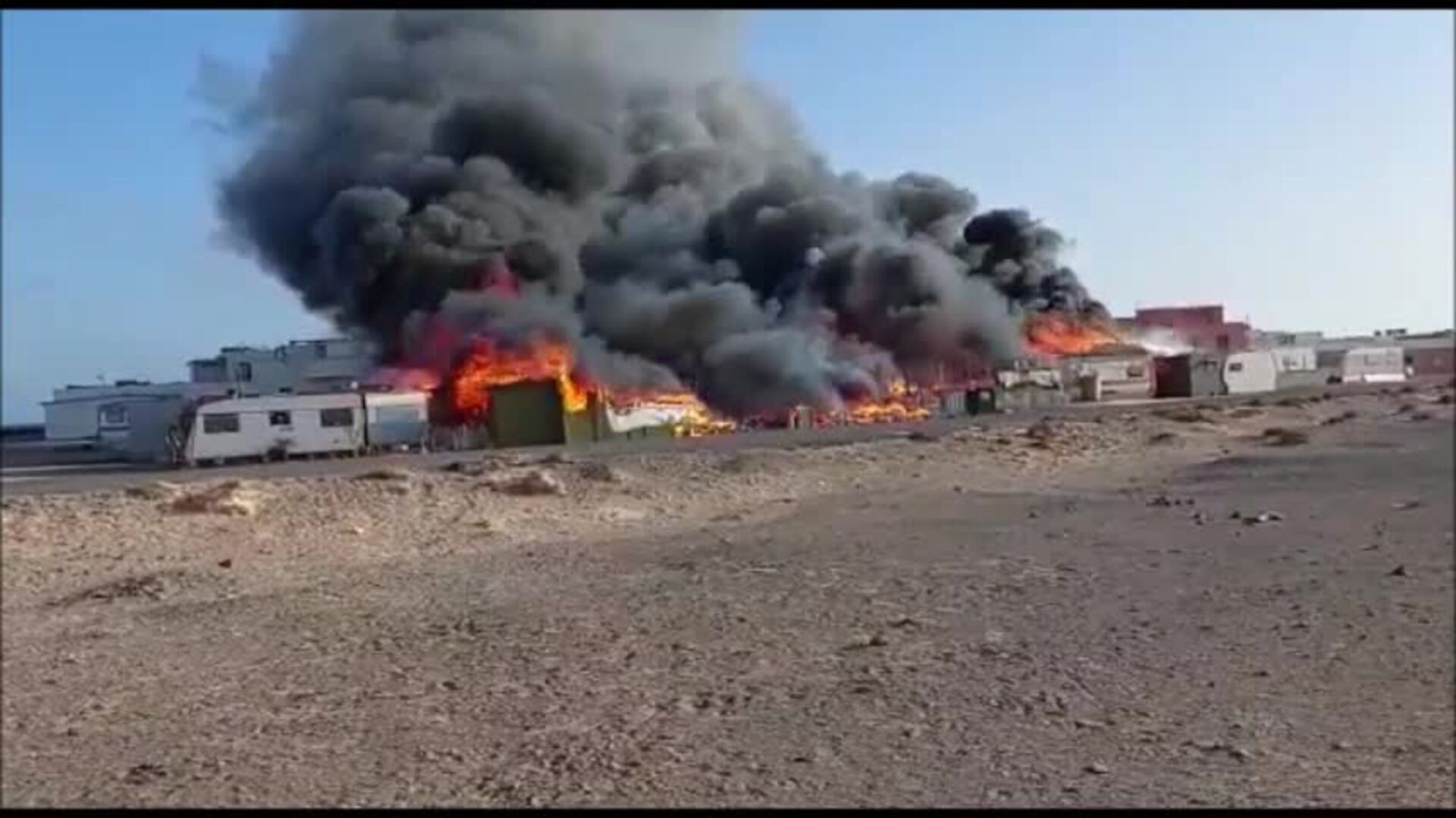 Importante incendio en una zona de caravanas de Punta de Jandía