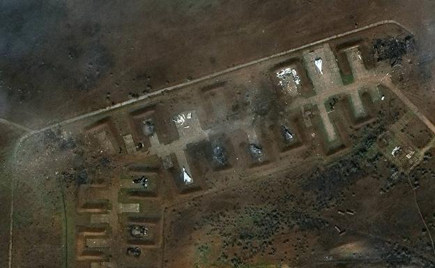 Imagen de satélite de la base aérea de Saki, en Crimea, tras el ataque. /reuters