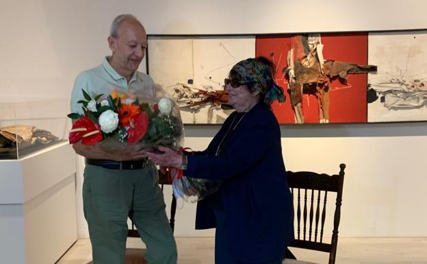 Diego López delivers a bouquet of flowers to Elvireta Escobio, at the ceremony held this Friday. 