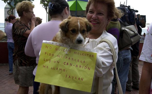 Protesta en 2011 en el paseo de Las Canteras, donde se prohibe el paseo de canes por motivos de higiene. 