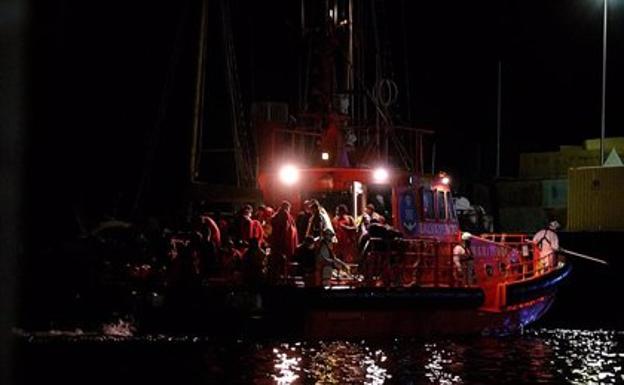 Una niña desaparecida y otro en estado crítico en el rescate de 400 migrantes en Lanzarote