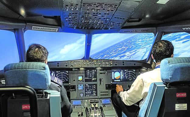 El vuelo virtual se reproduce en cabinas a escala 1:1, con instrumentos reales. Con costes que van desde los 500.000 euros hasta los cuatro millones, dependiendo de si se trata de un monomotor o de un Airbus 320, los aprendices enfrentan catástrofes virtuales.