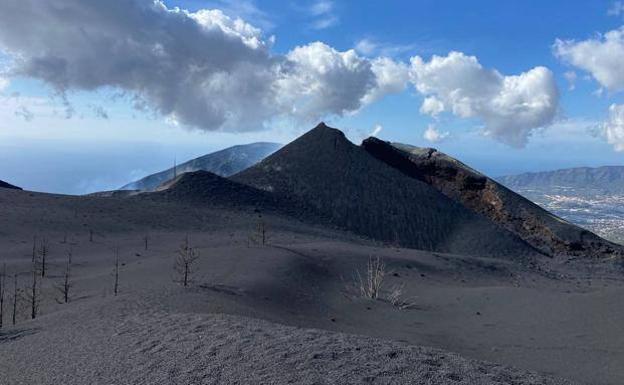Image of the cone of the La Palma volcano. 
