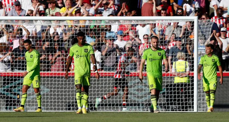 Los jugadores del Manchester United, entre ellos Cristiano Ronaldo, cabizbajos tras un gol del Brentford.