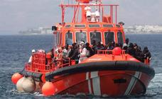 Rescatan una embarcación con 53 migrantes en la costa de Lanzarote