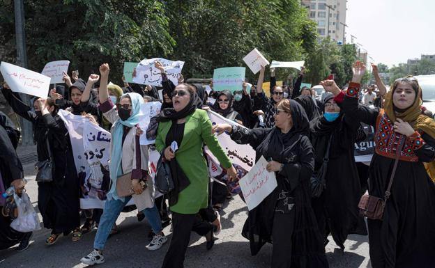 Decenas de mujeres protestan en Kabul por el derecho al trabajo y a la educación. /AFP