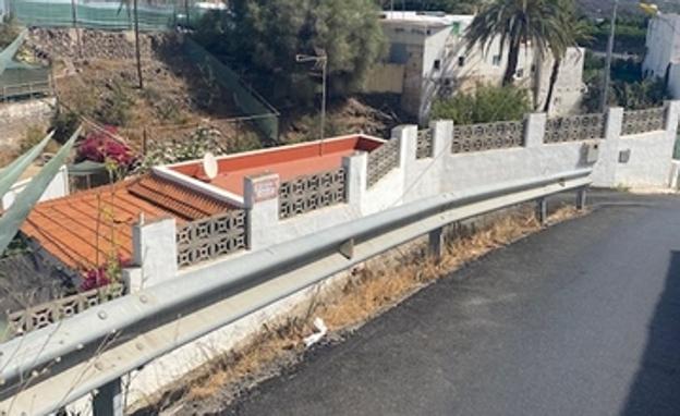 Grave tras caer accidentalmente a la vía pública en Lomo Magullo