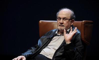 Retiran el respirador a Salman Rushdie, que ya ha podido hablar