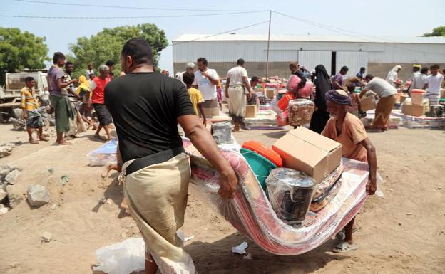 Numerosas familias se han visto obligadas a desplazarse por el temporal y reciben como ayuda tiendas de campaña y colchones, en la provincia de Hodeida./AFP