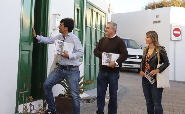 Marcos Bergaz y otros dos concejales socialistas, en el puerta a puerta. /José Luis Carrasco