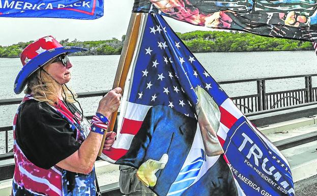 Partidarios de Donald Trump se reúnen cerca de su residencia en Mar-A-Lago en Palm Beach, Florida.