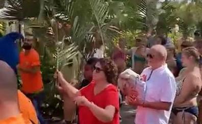 Los turistas bailan La Rama en Meloneras