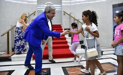 Román Rodríguez recibe a niños saharauis acogidos por familias canarias