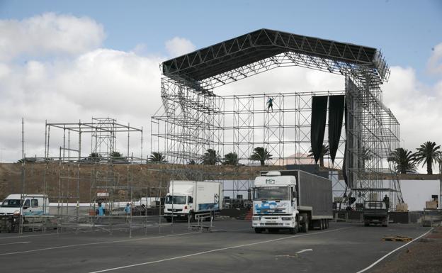 Escenario listo en el recinto ferial