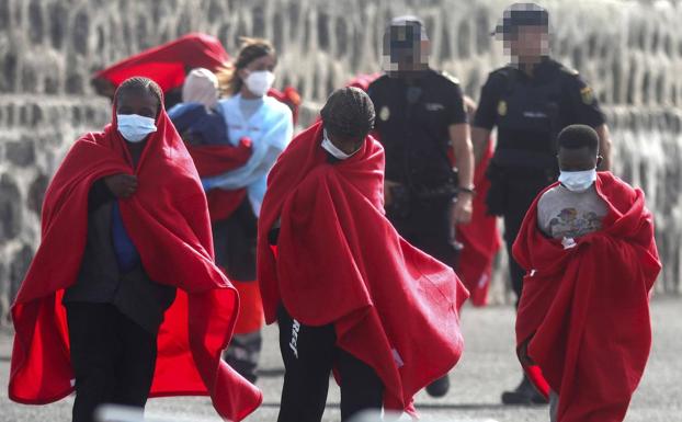 Fallece el niño que estaba grave tras volcar su patera
