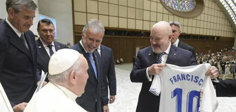 Pope Francis receives CD Tenerife at the Vatican