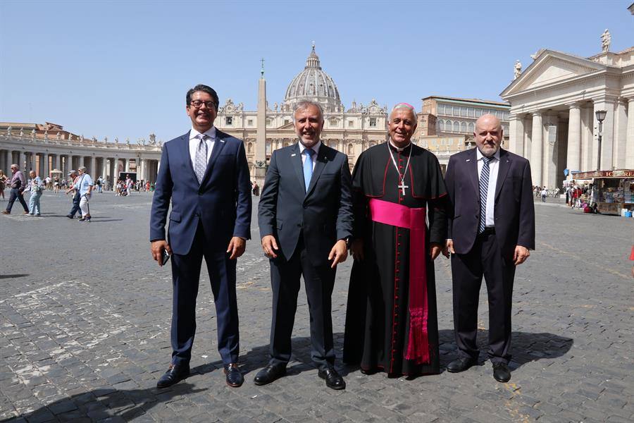 El Tenerife visita al papa Francisco para celebrar su centenario