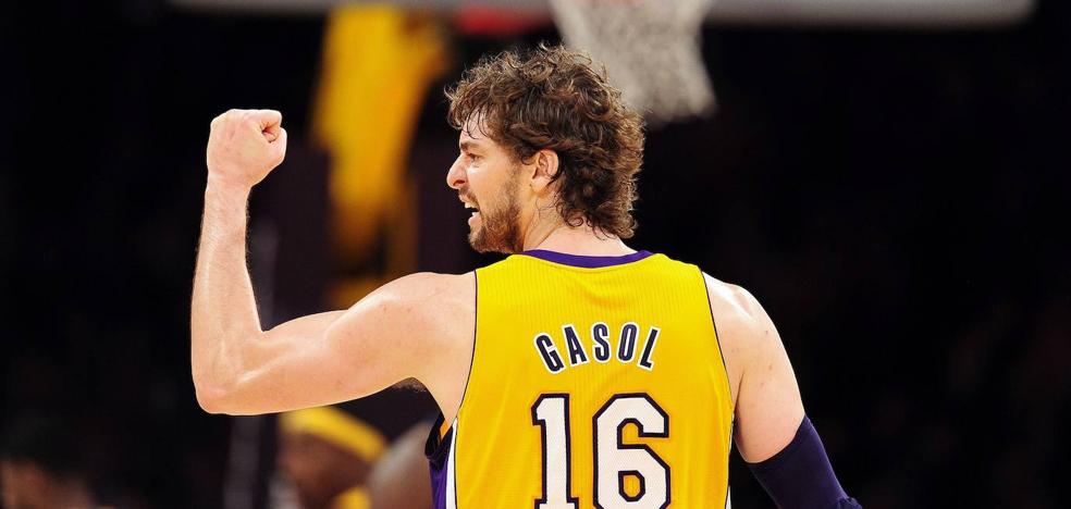 The Lakers retire Gasol's number 16 in tribute to the Spaniard