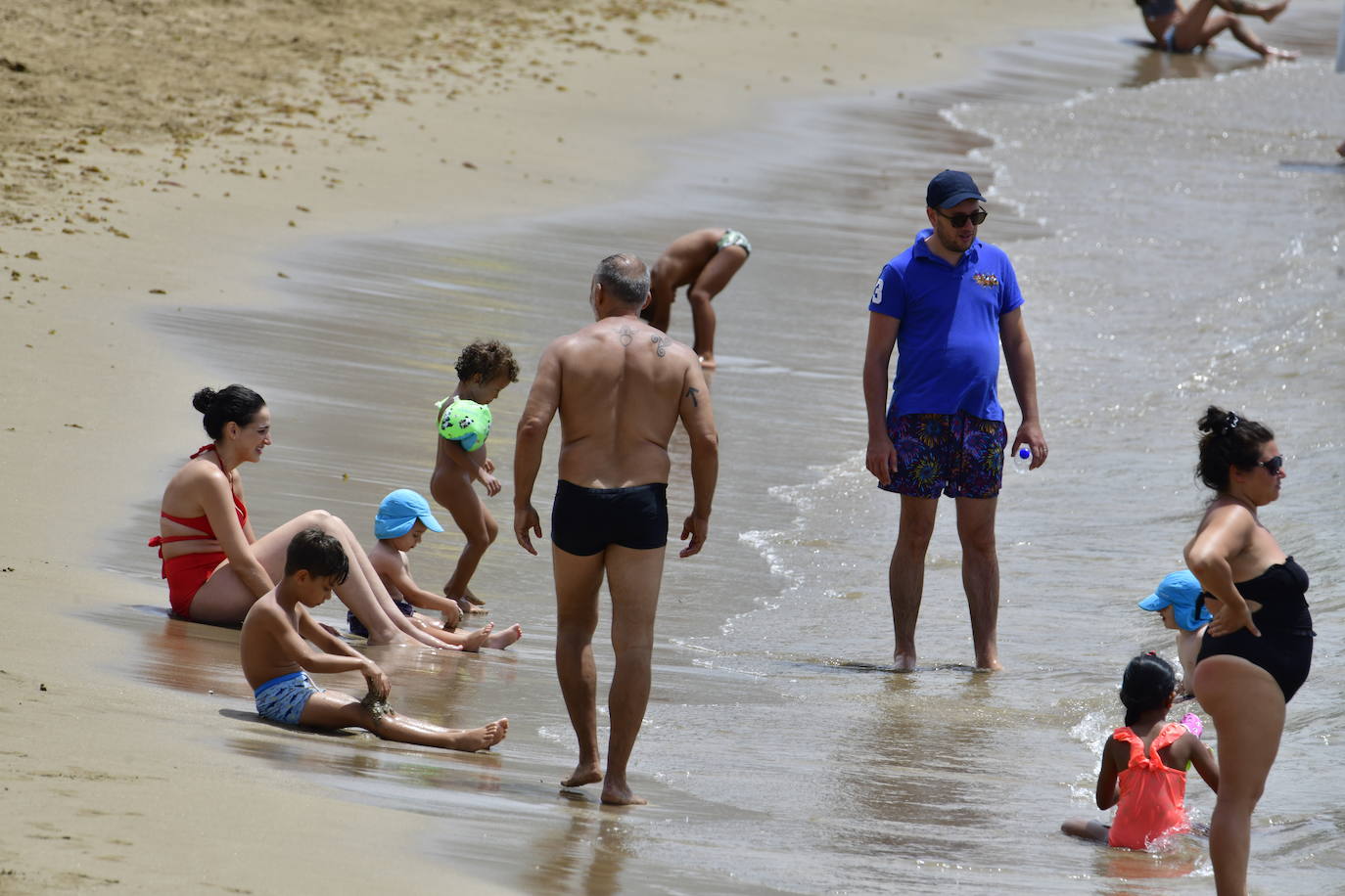 Los canarios se refugian de las altas temperaturas en la playa
