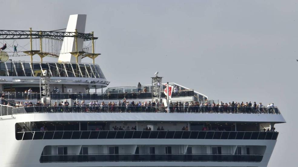 El 'Msc Virtuosa' se deja ver en Gran Canaria