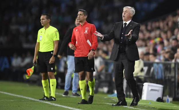 Ancelotti gesticulates during the match at Balaídos.