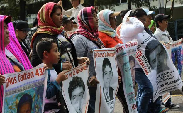 Las familias de los 43 estudiantes desaparecidos, durante una protesta en Ciudad de México en 2019. /EFE