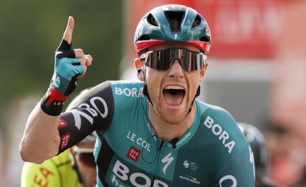 Bennett se lleva el primer esprint de la Vuelta; Teunissen, nuevo líder