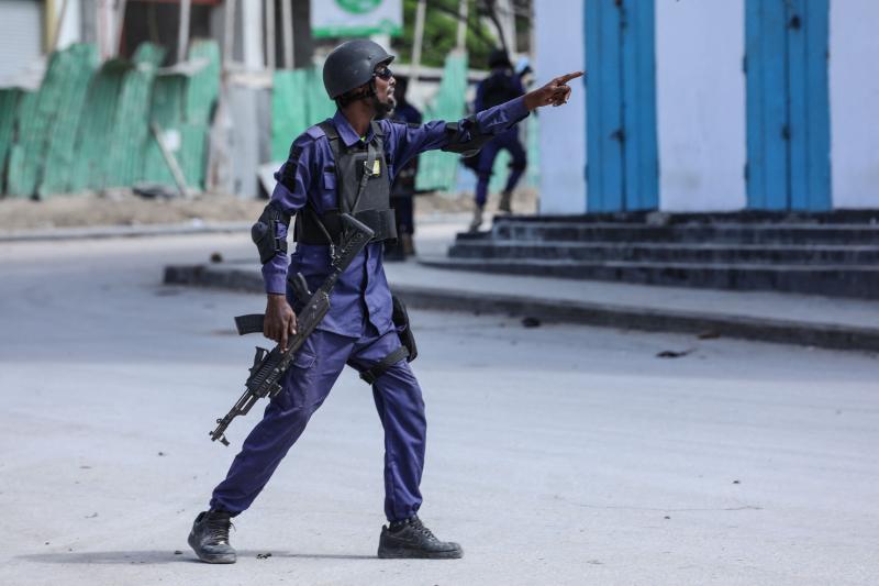 Somalski vojak daje navodila svojim spremljevalcem med obleganjem hotela, kjer se skrivajo teroristi