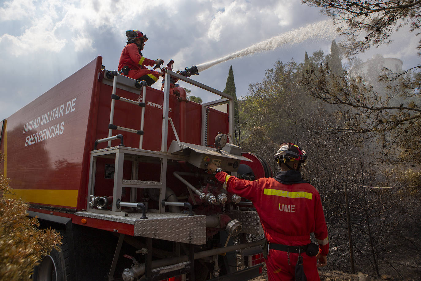 Efectivos de la Unidad Militar de Emergencia luchan contra el incendio forestal en Vall d´Ebo, en la provincia de Alicante.