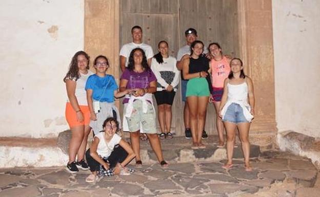 El proyecto 'Noveleriando la isla' finaliza con caminatas