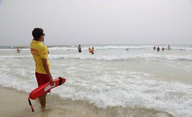Rescatan a una mujer con signos graves de ahogamiento en una playa de Fuerteventura