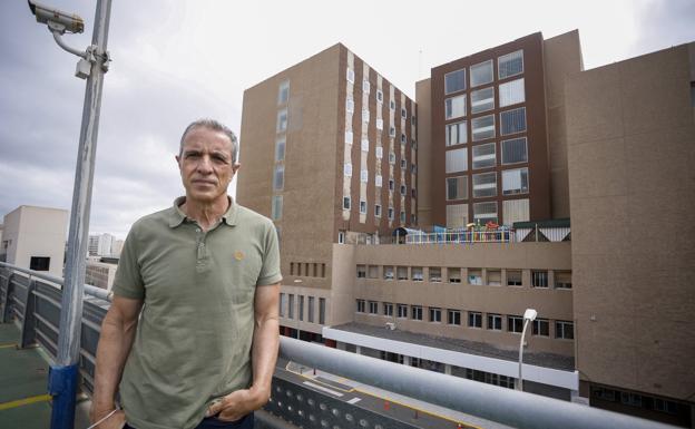 The doctor José Carlos Lodos, in front of the chipped facade of the hospitalization area of ​​the Materno Infantil de Gran Canaria. 