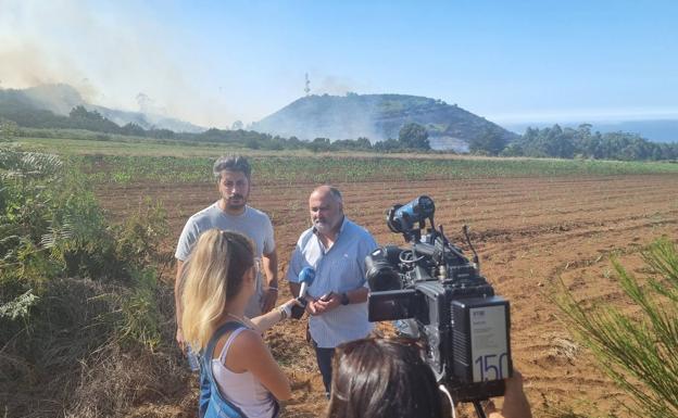 Lucha para que el fuego no rebase la TF-226 y se propague en zona forestal