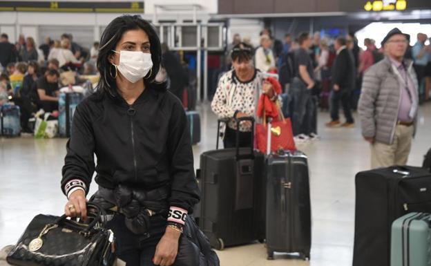 Sanidad aclara: la mascarilla sigue siendo obligatorio en los aviones